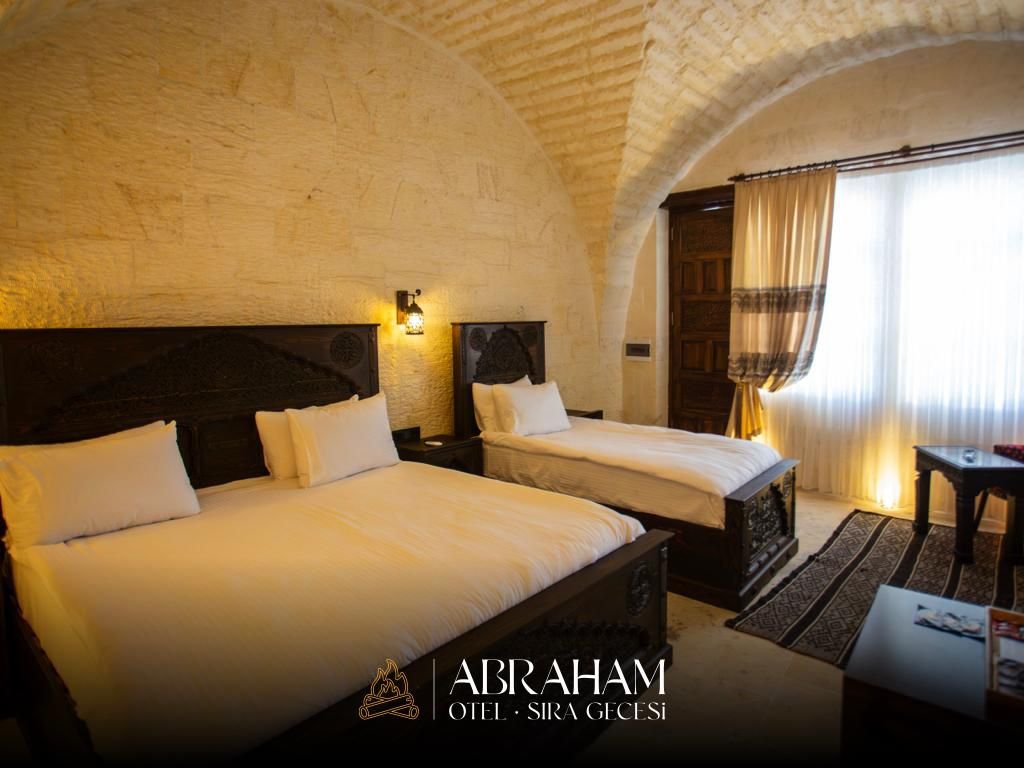 Abraham Otel · 15