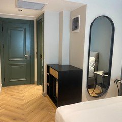 İn The Middle Hotel