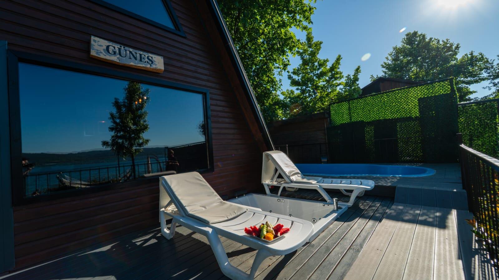 Suite Jakuzili Göl Manzaralı Bungalov