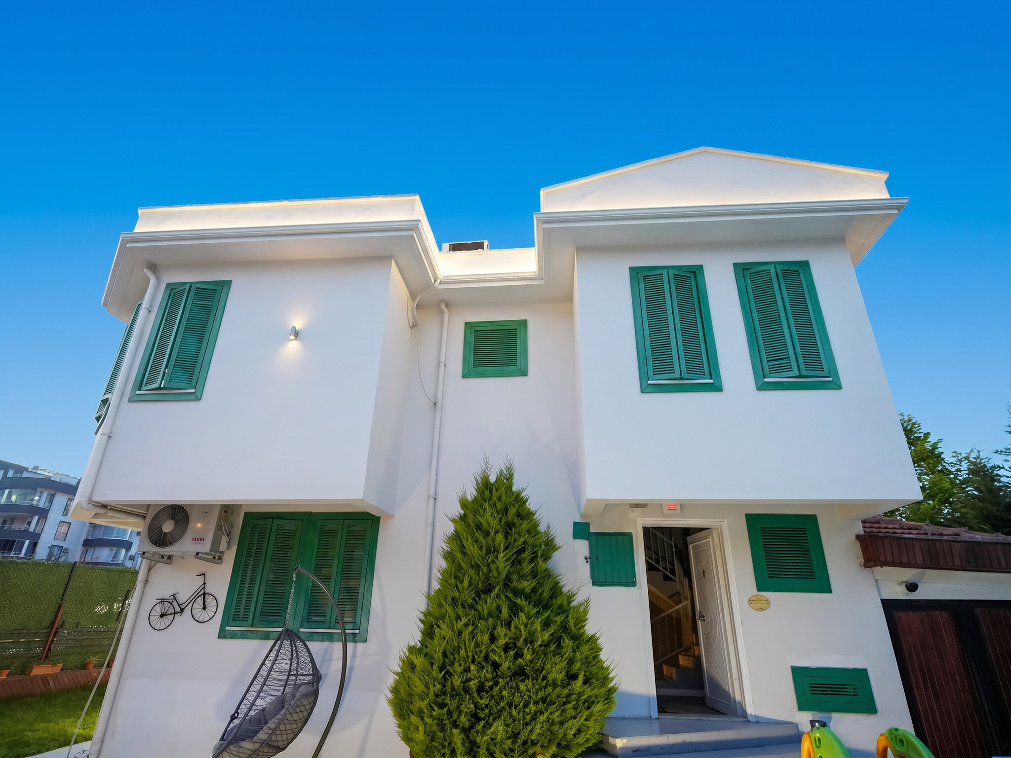 Yeşil Panjurlu Villa