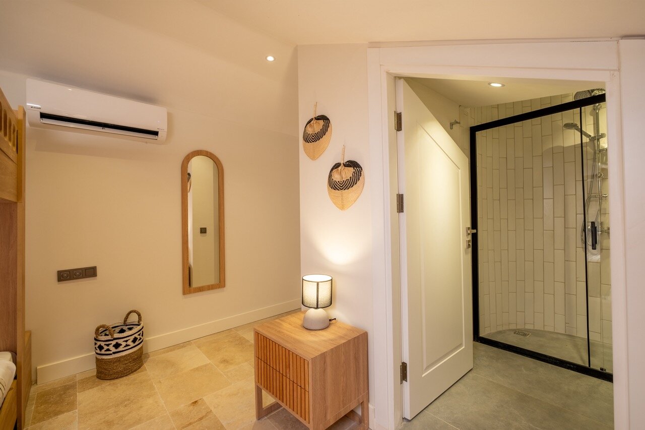 Club-E Loft Havuz Bahçe Manzaralı ve Balkonlu