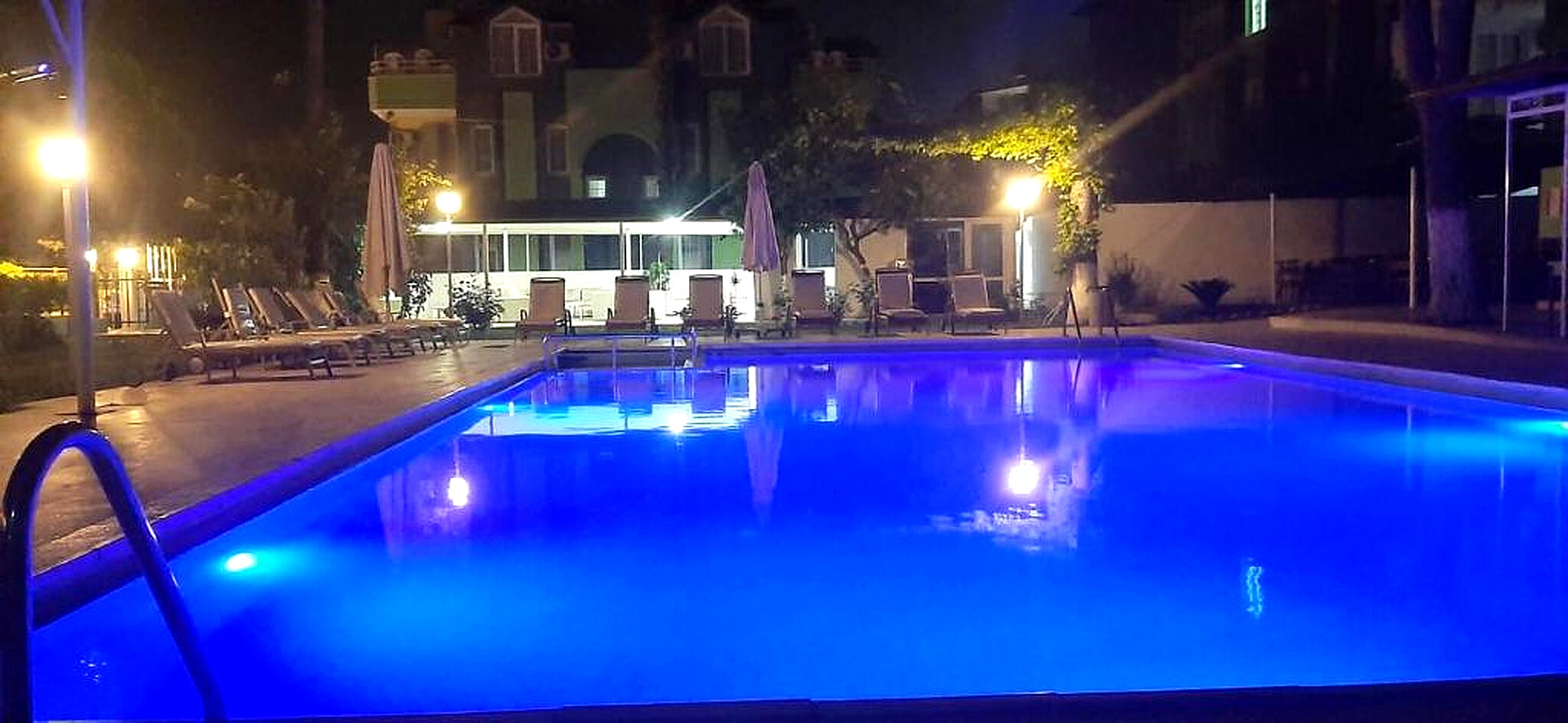 Anita Kemer Noch Hotel (+12)