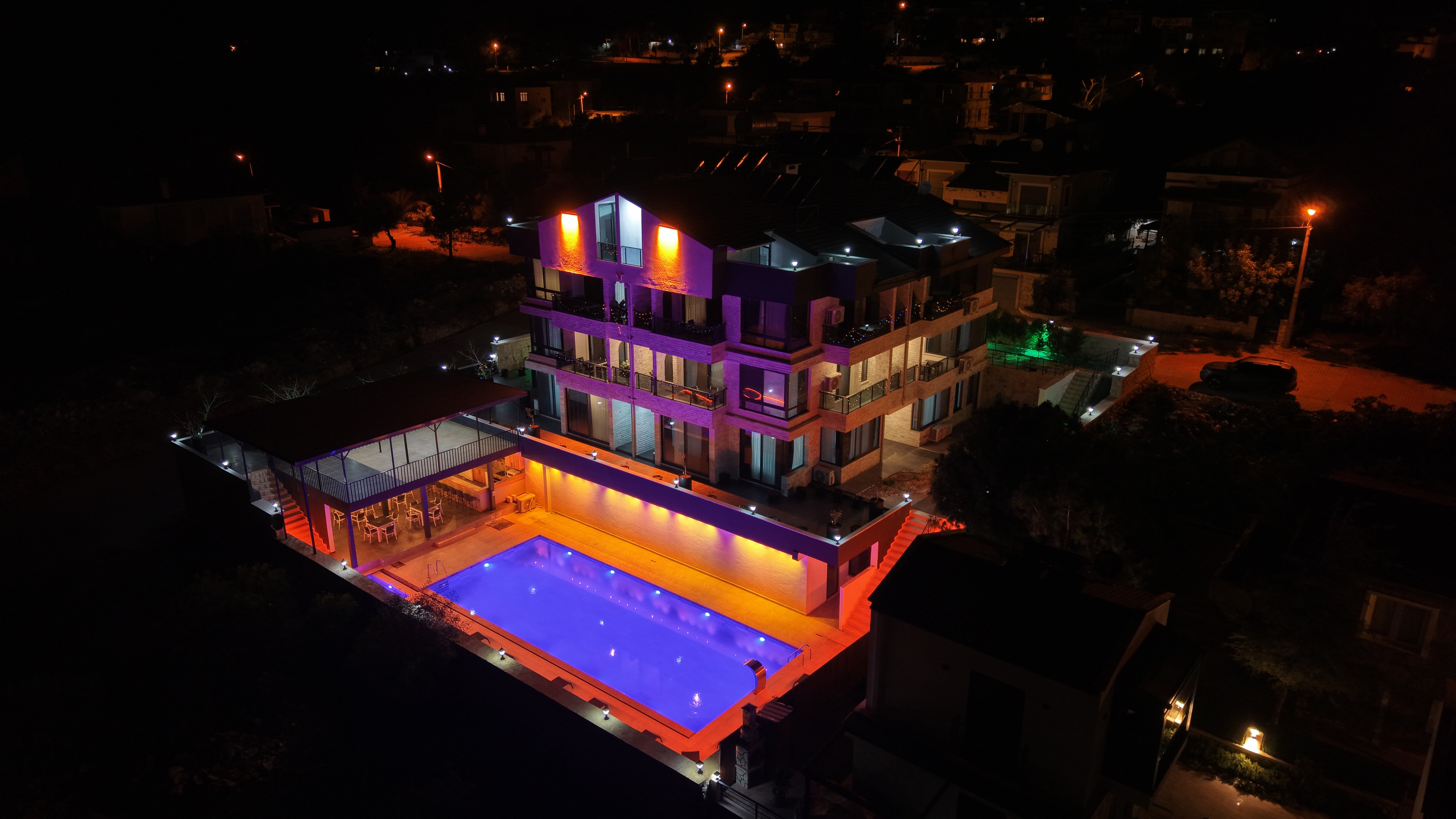 "Beyaz Köşk Apart’ta akşamın dinginliğini yaşayın; havuz başındaki ışıklandırmamızla büyüleyici bir gece sizleri bekliyor."