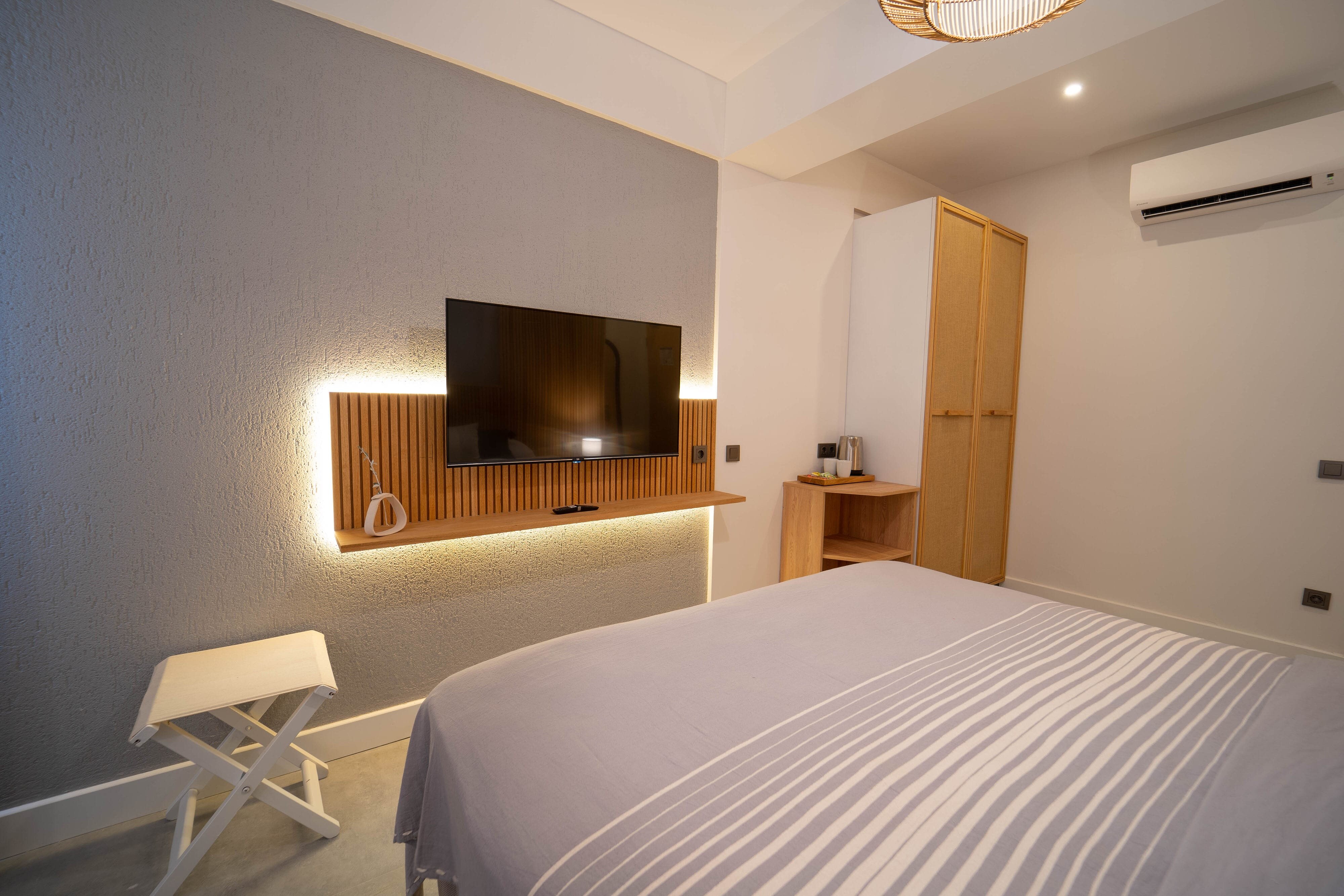 Deluxe Oda Havuz Bahçe Manzaralı ve Balkonlu