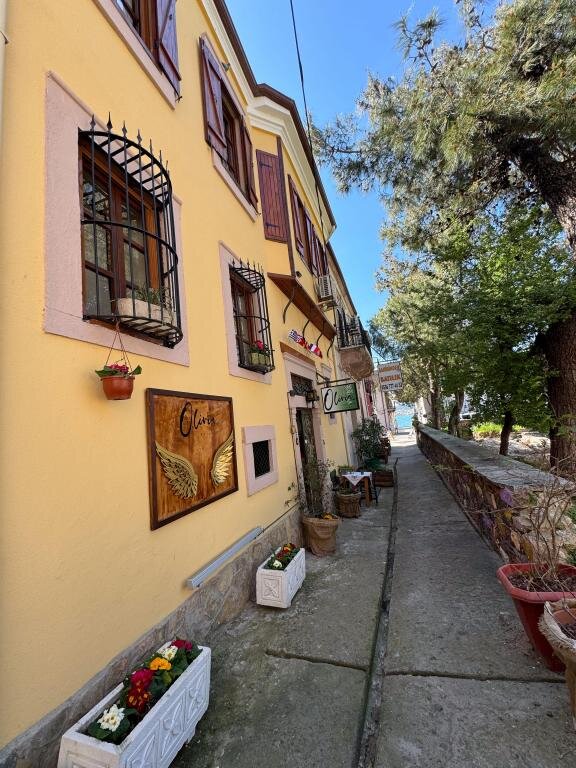 Olivia 1845 Guest House · 3