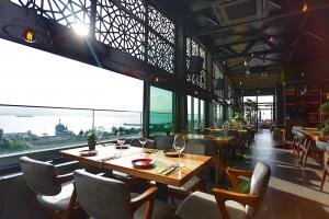 Wes Hotel · 12