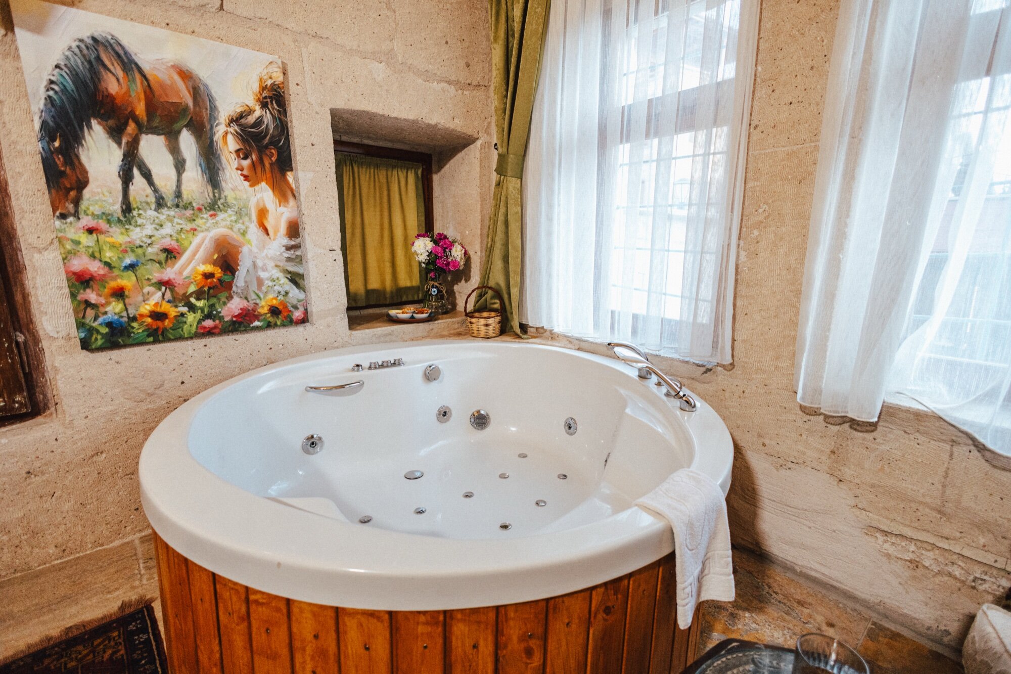 Deluxe Jacuzzi Room, Courtyard View