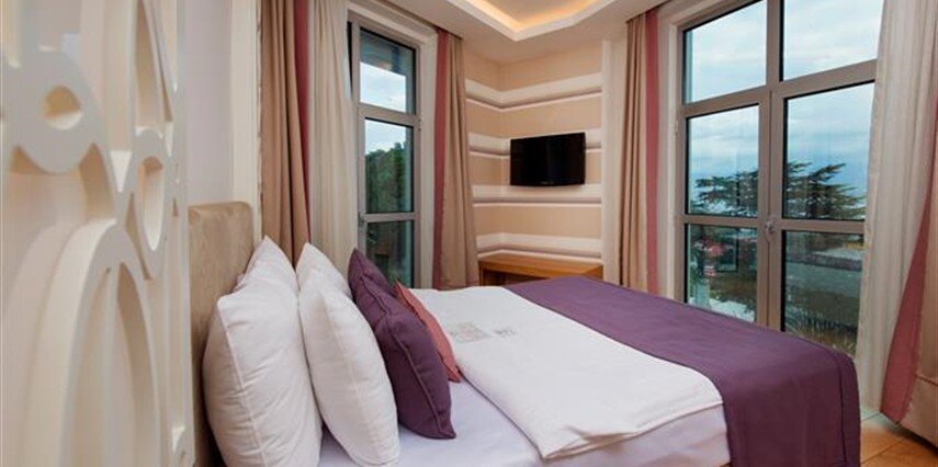Wes Hotel · 18