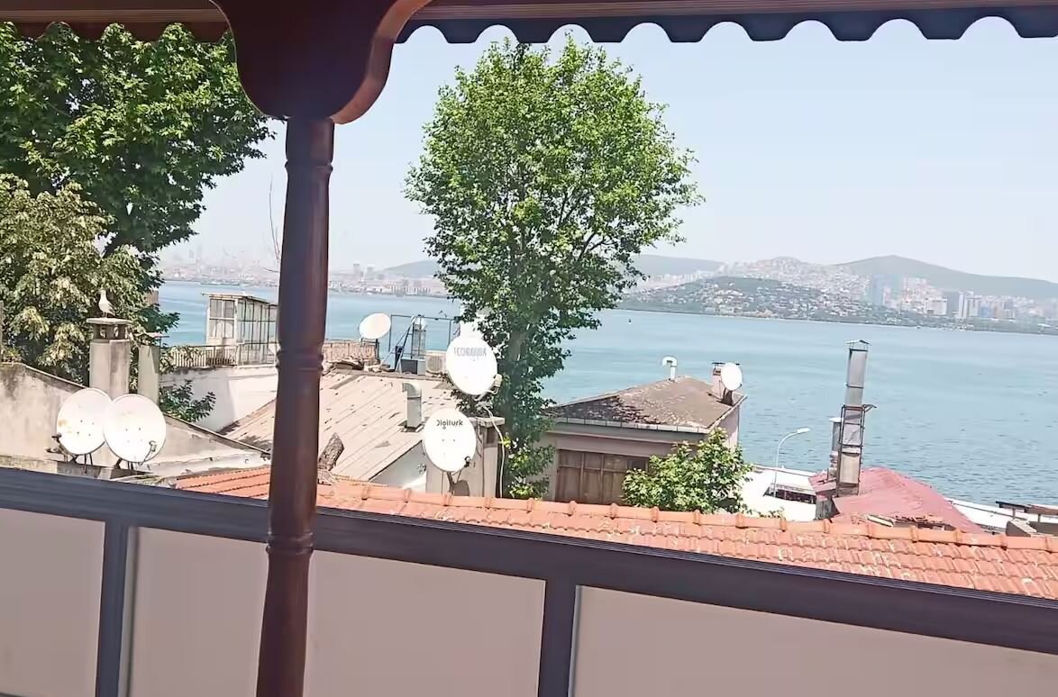Panoramik Deniz Manzaralı Teras Oda