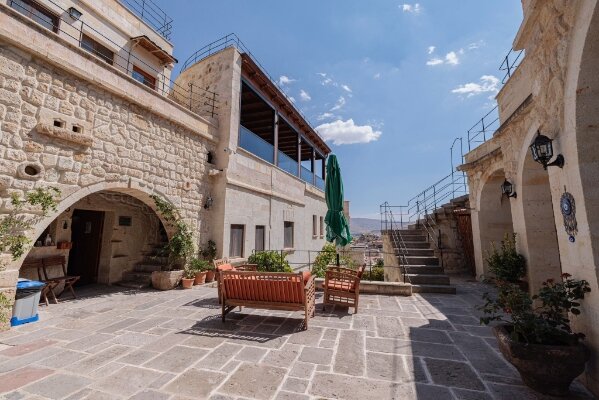 Canyon Cave Hotel | Jolly