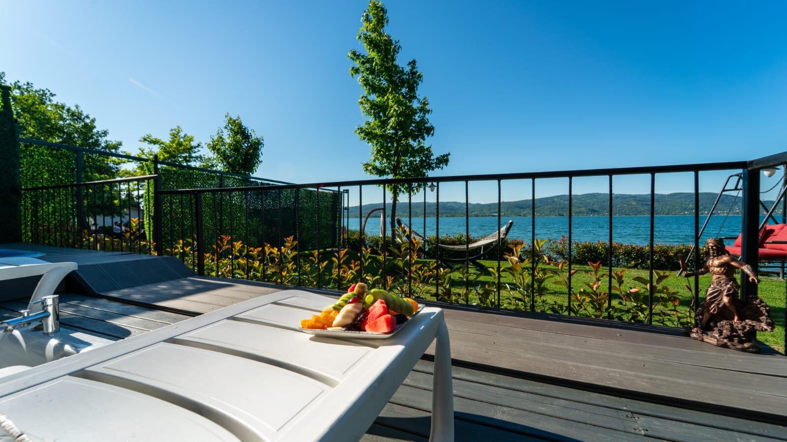 Suite Jakuzili Göl Manzaralı Bungalov