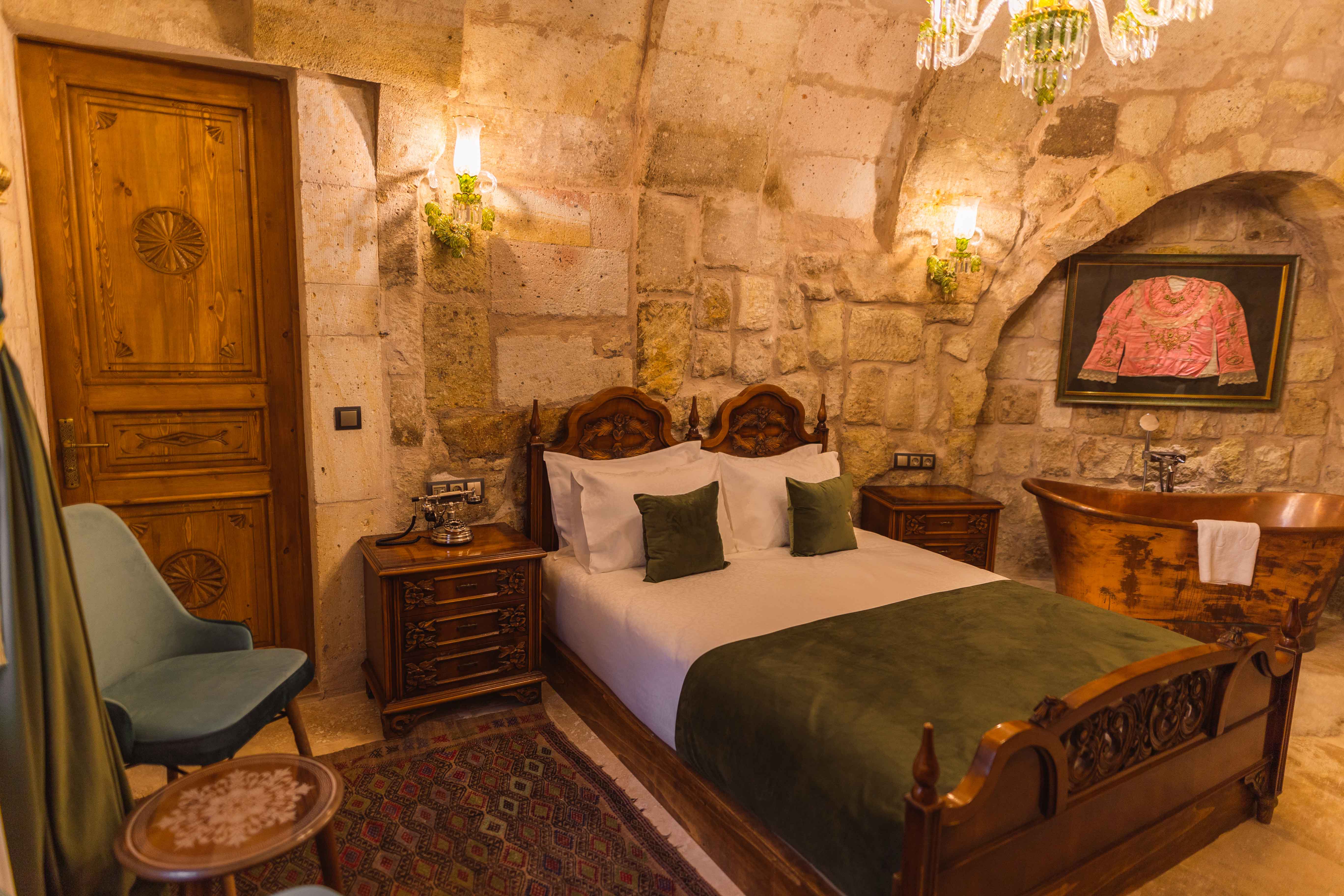 Solo Cave Suites