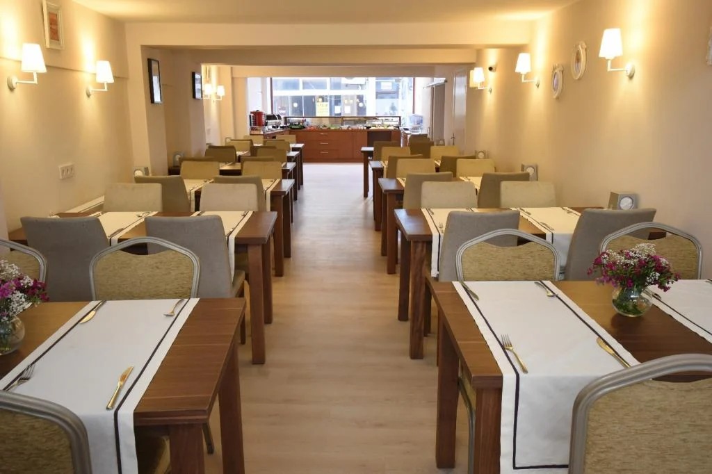 Parion House Hotel Restoran 16