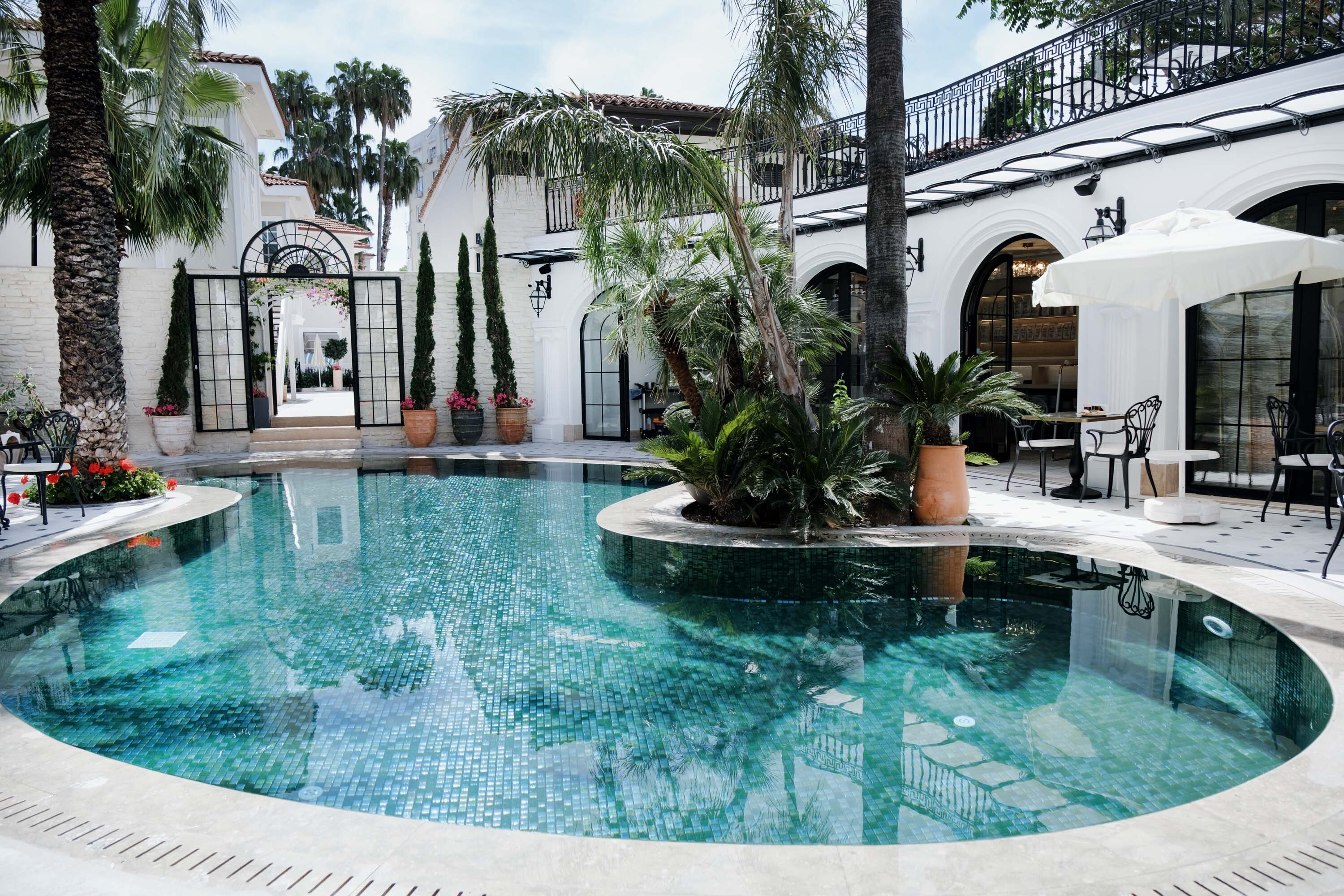 Elegance East Hotel