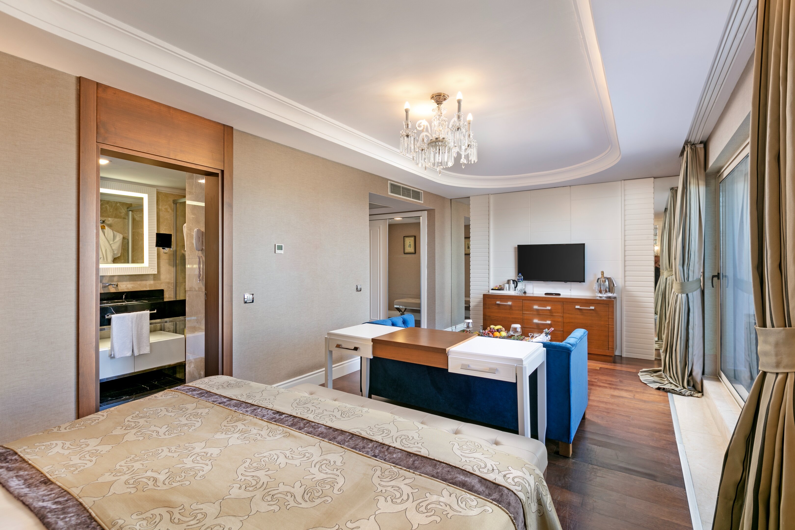 Deluxe One Bedroom Suite