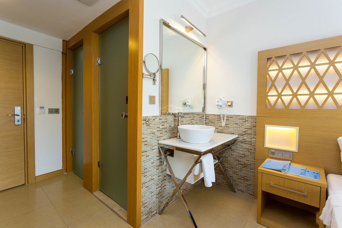 Aurasia Deluxe Hotel