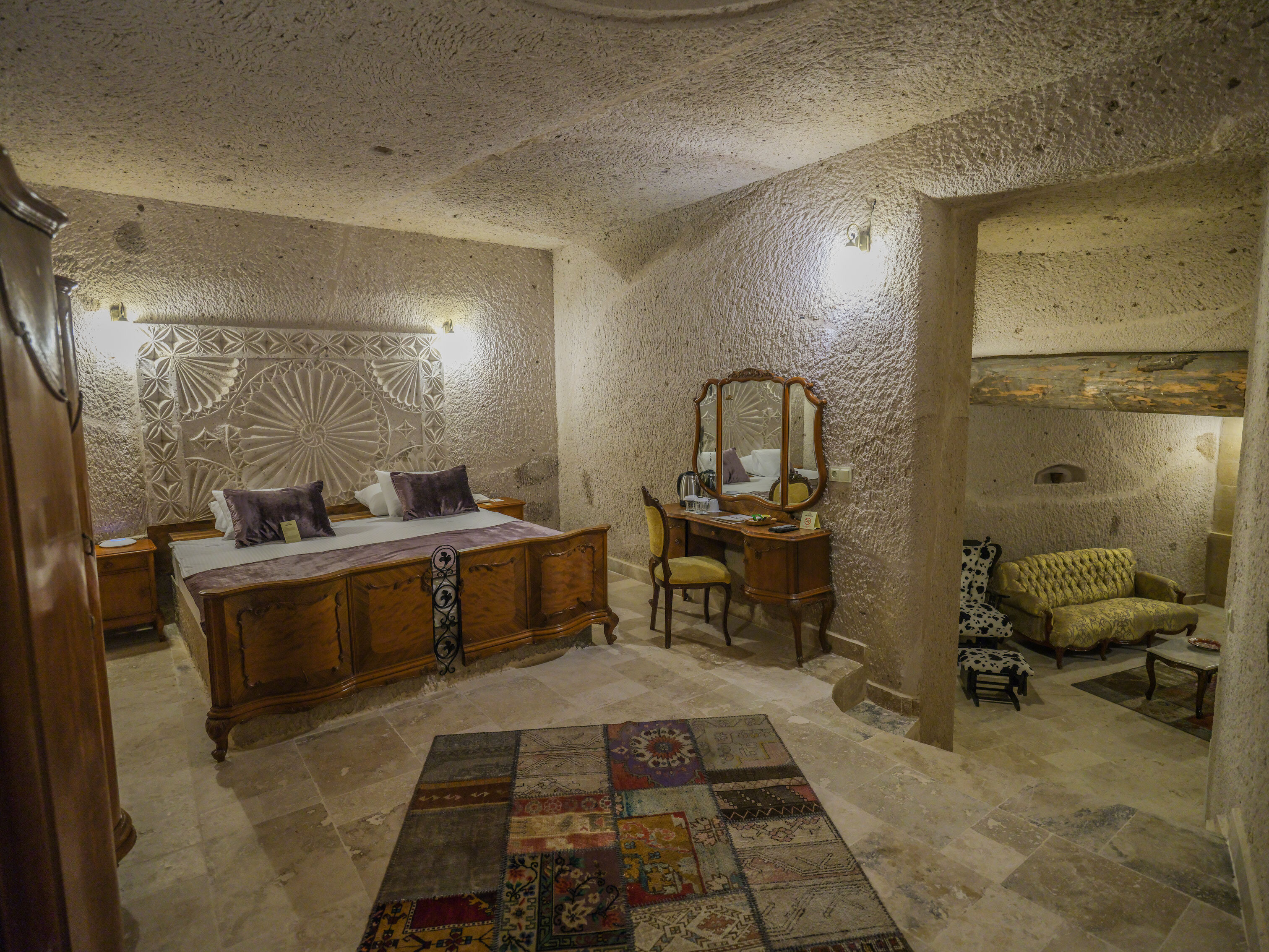 Kalsedon Cave Suites