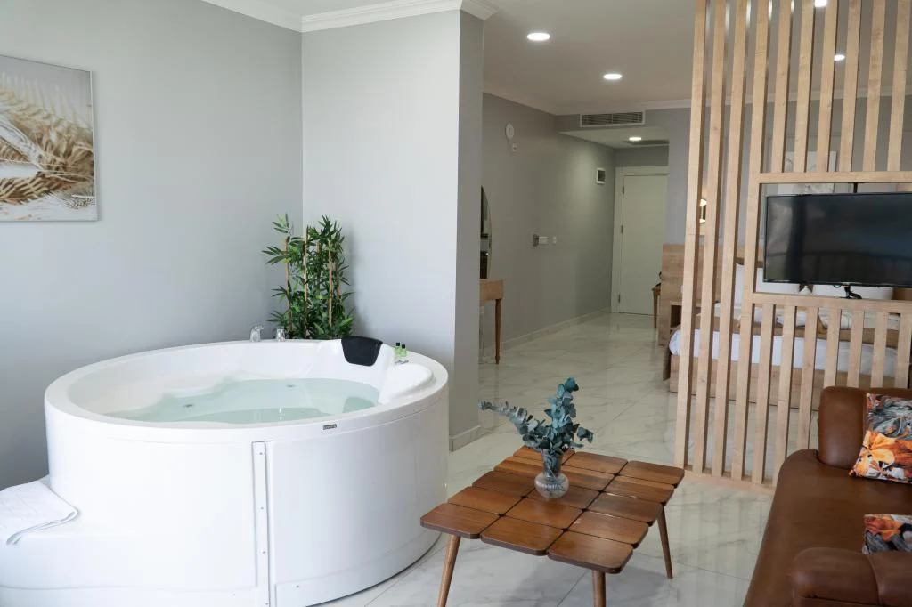 Superior Room, Lake View (Jacuzzi)