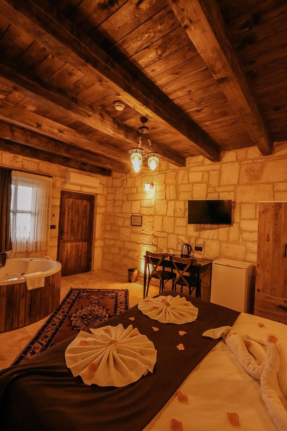 106 Zeus Room