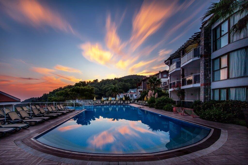 Tropical  Deluxe Hotel