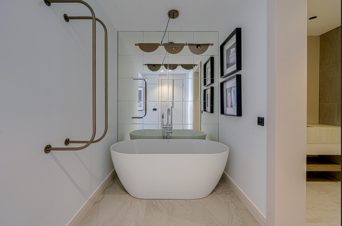 Superior Studio Bathtub