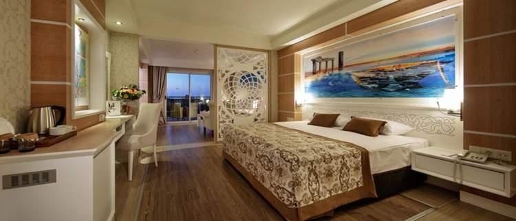 Crystal Sunset Luxury Resort & SPA Geniş Standart Oda 
