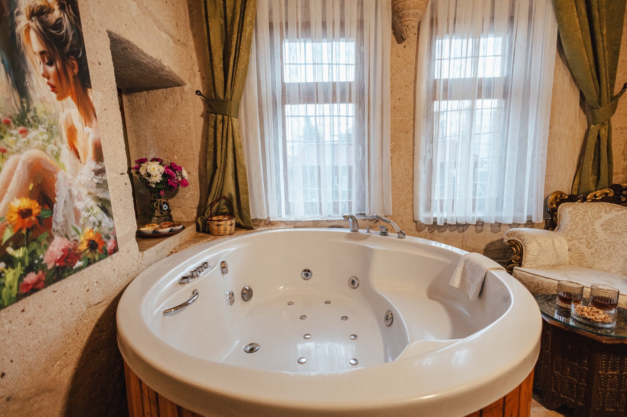 Deluxe Jacuzzi Room, Courtyard View