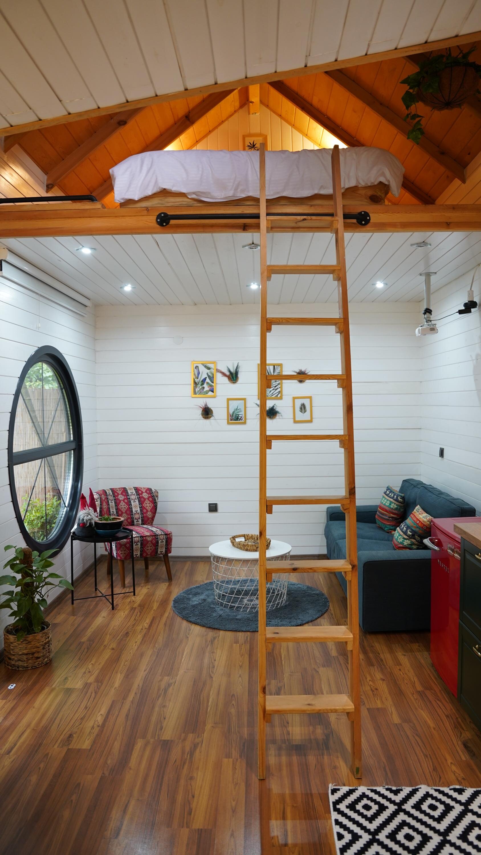Pentalow Cabin · 10