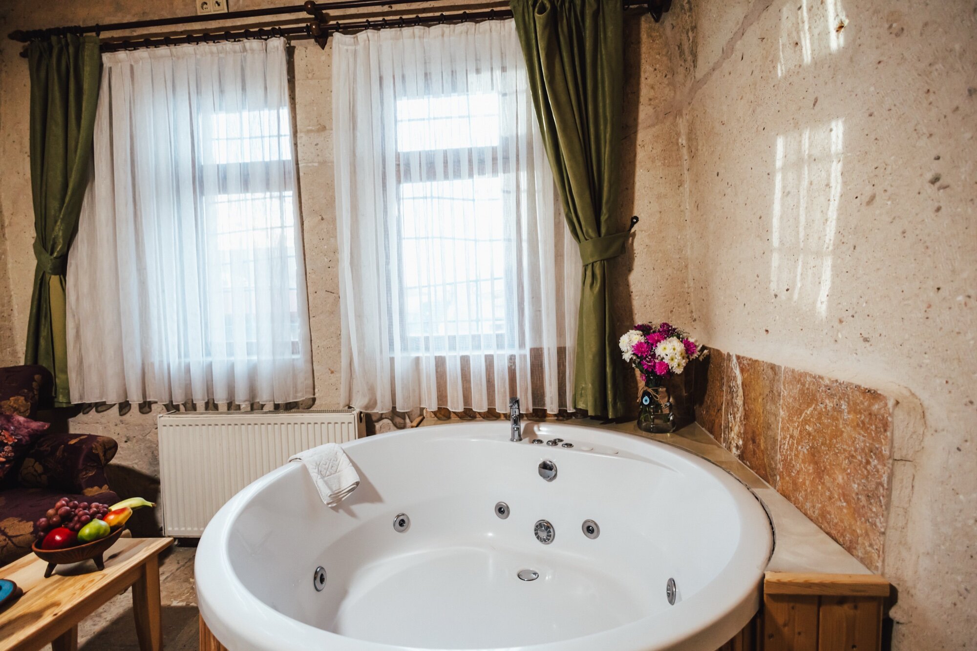 Honeymoon Jacuzzi Suite, Courtyard View
