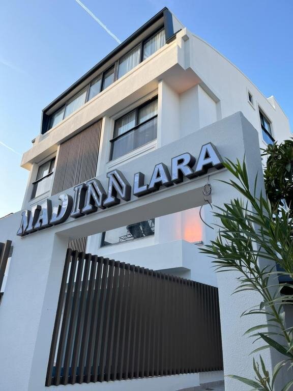 Mad Inn Lara