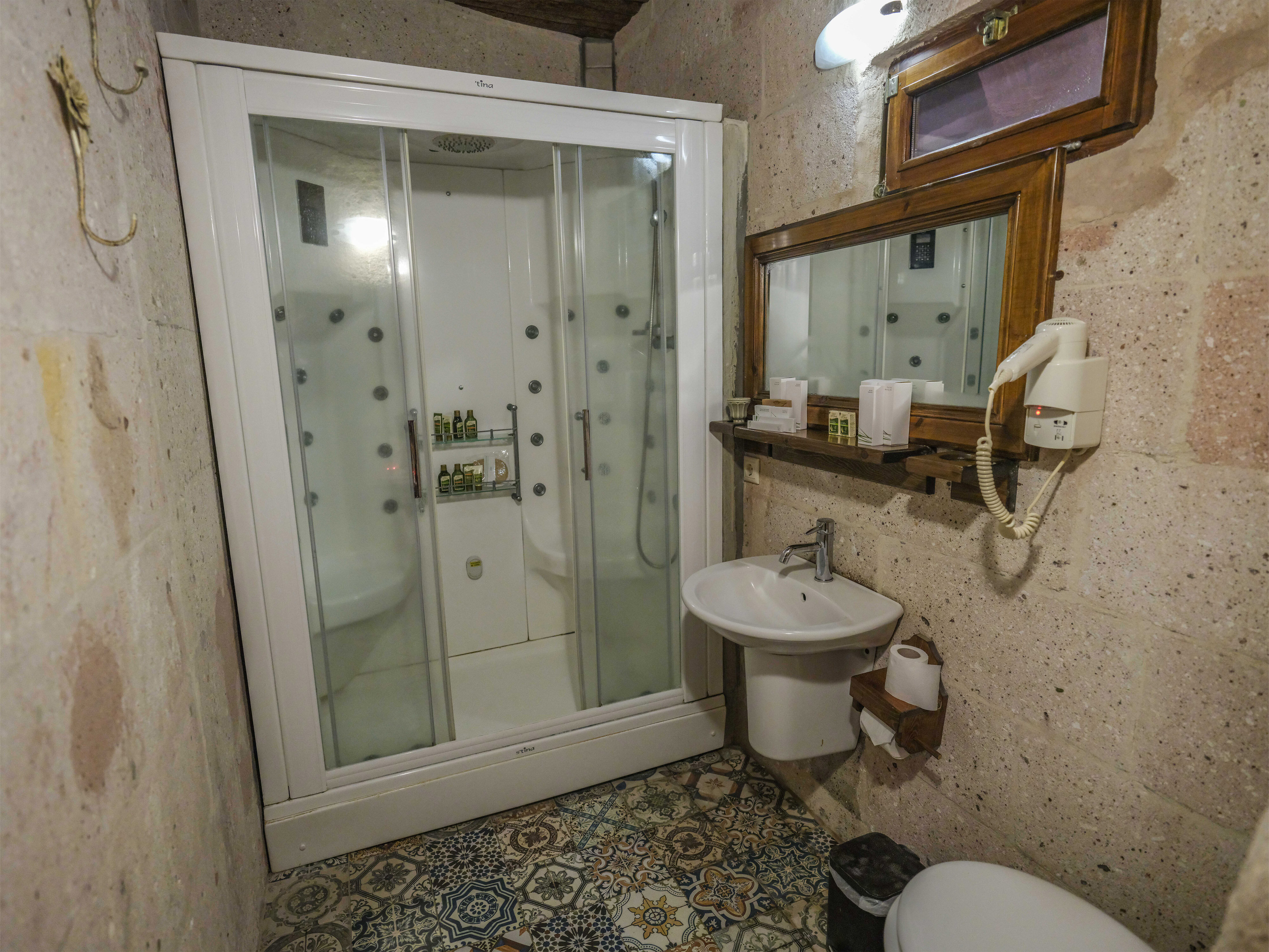Cave Suite Room, Pool View