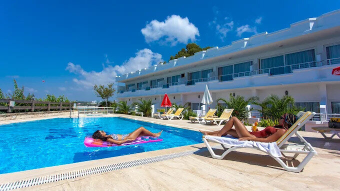 Side Beach Club