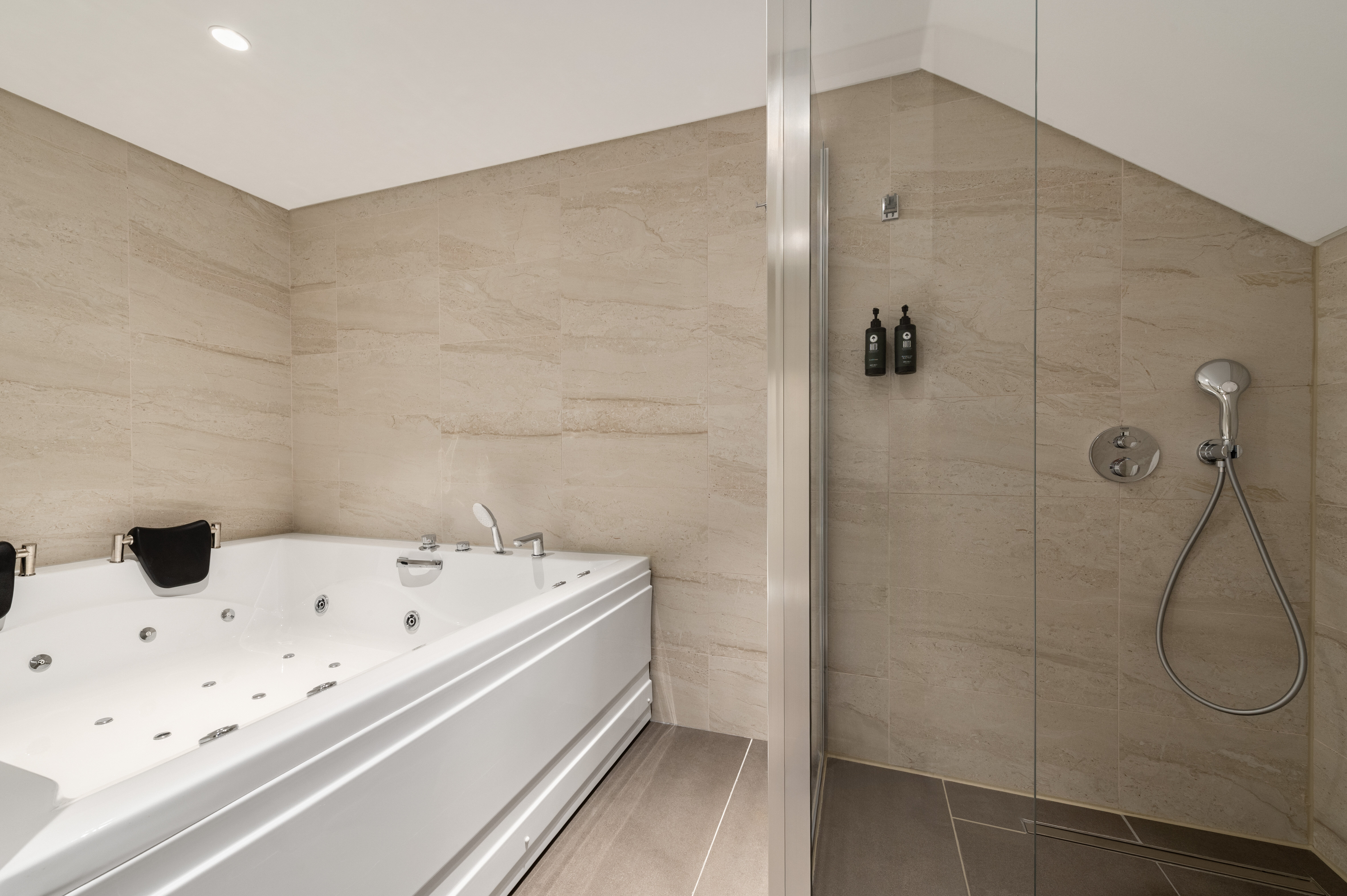 PREMIUM ROOM 1 KING BED WITH HOT TUB