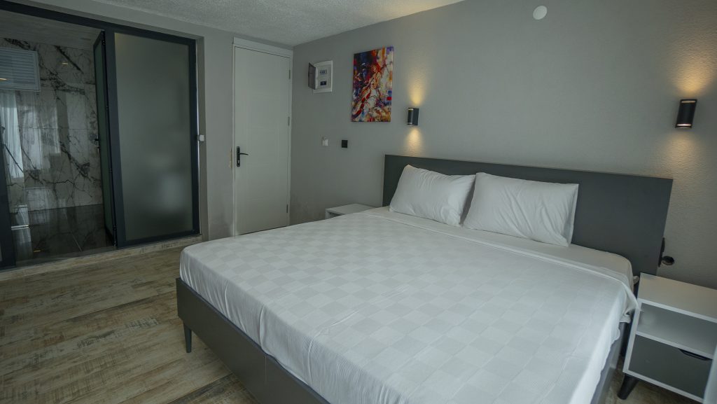 Has Balcony Room (Balcony)