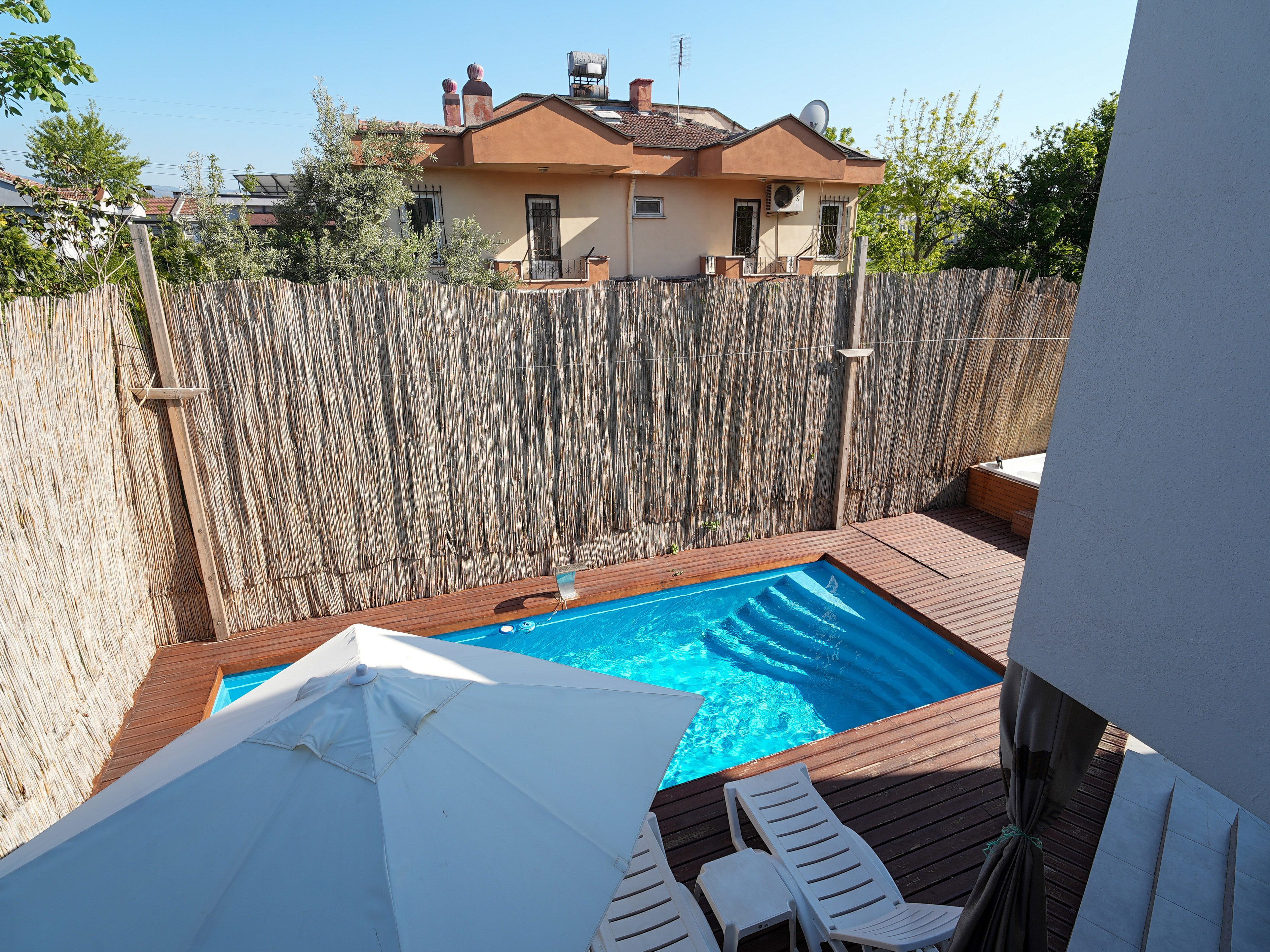 Yeşil Panjurlu Villa · 10
