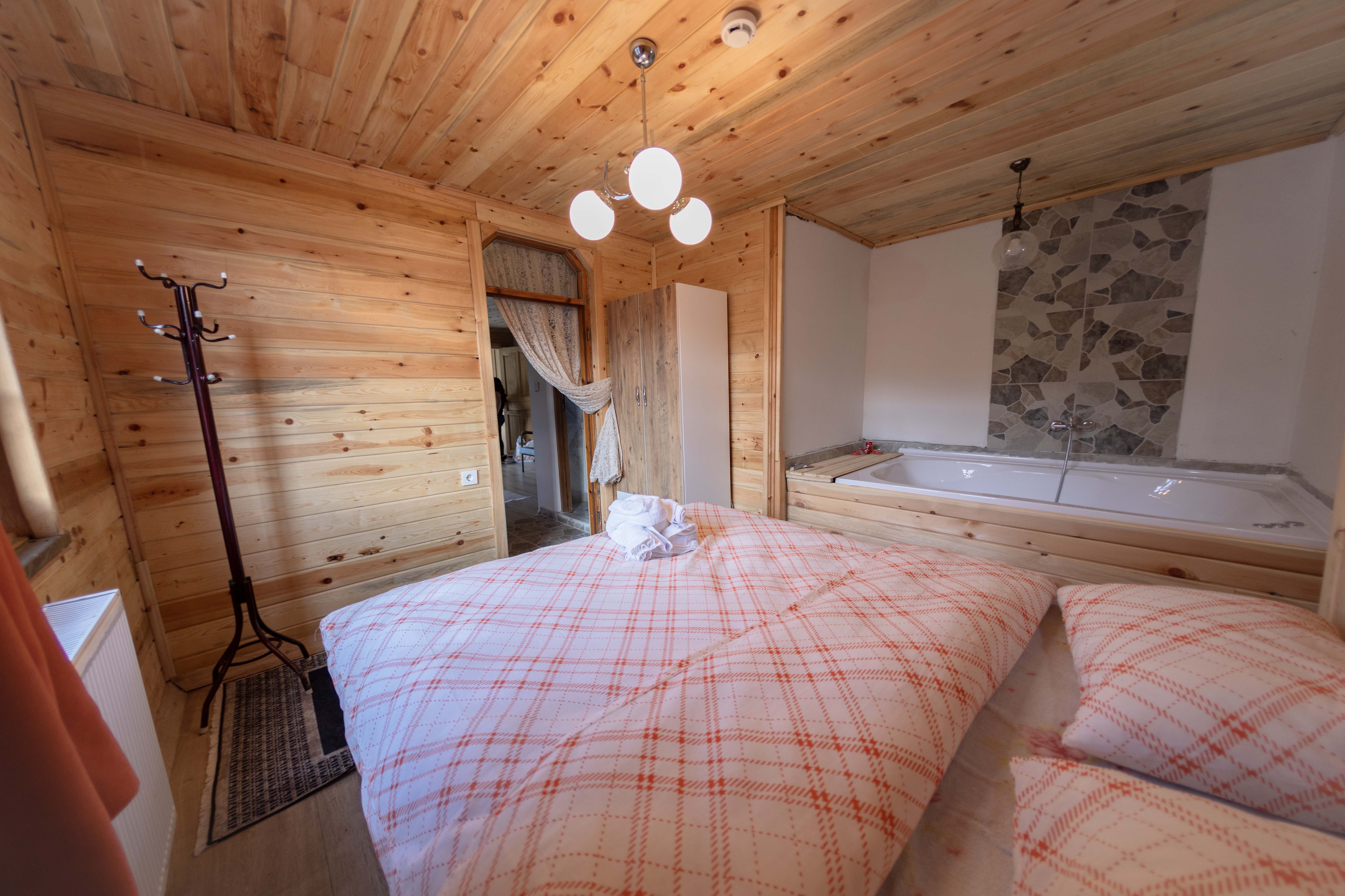 Jakuzili Şömineli Suit 1