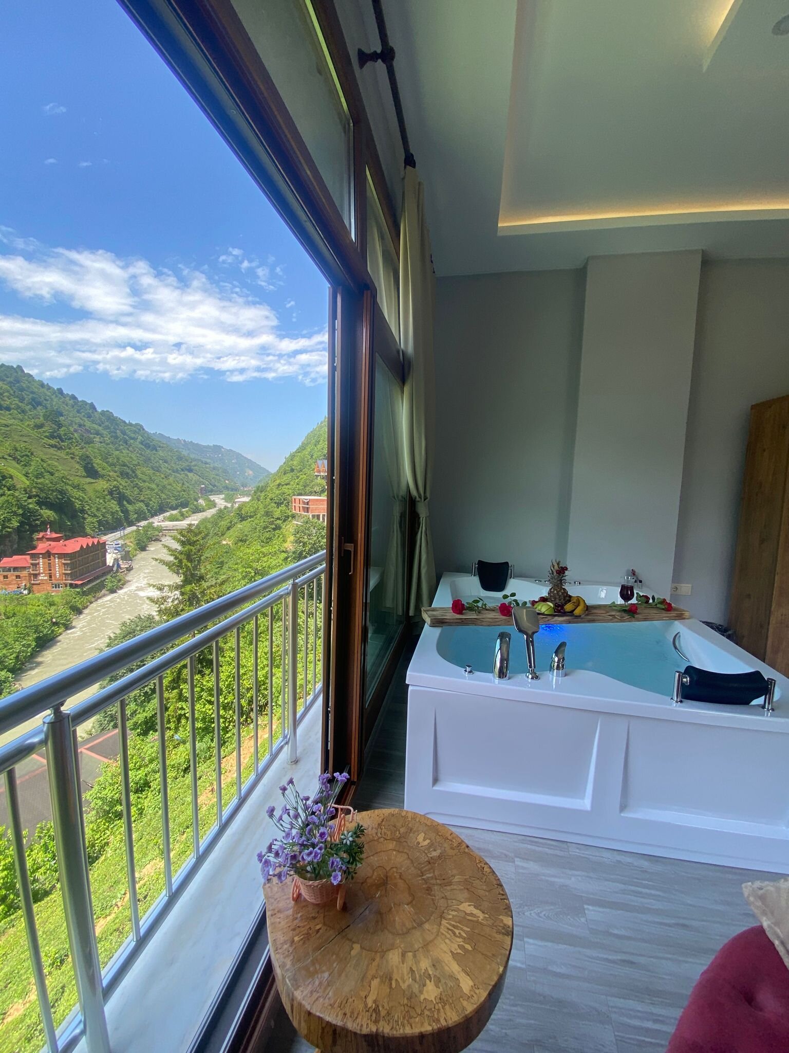 Deluxe King Suite 111
