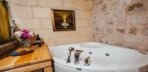 Deluxe Jacuzzi Room, Courtyard View Görseli