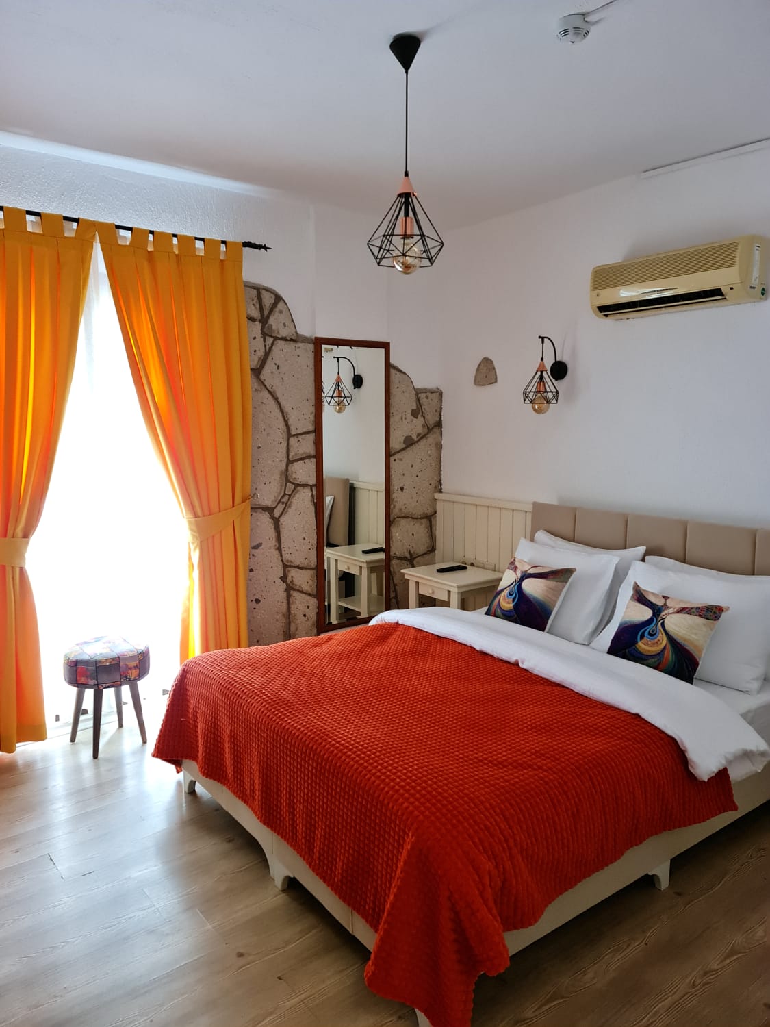 Has Balcony Room (Balcony)