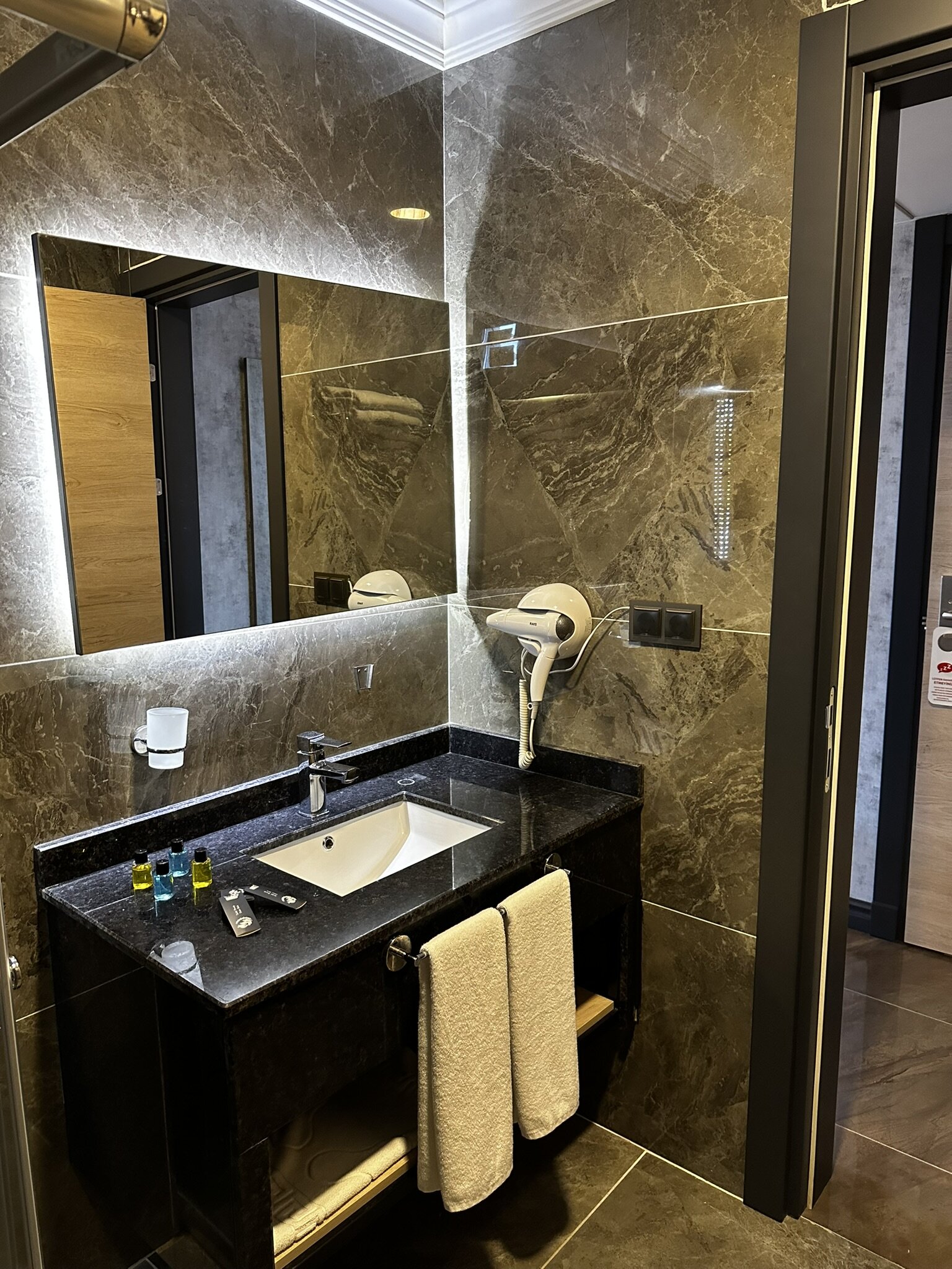 Avni Bey Otel
