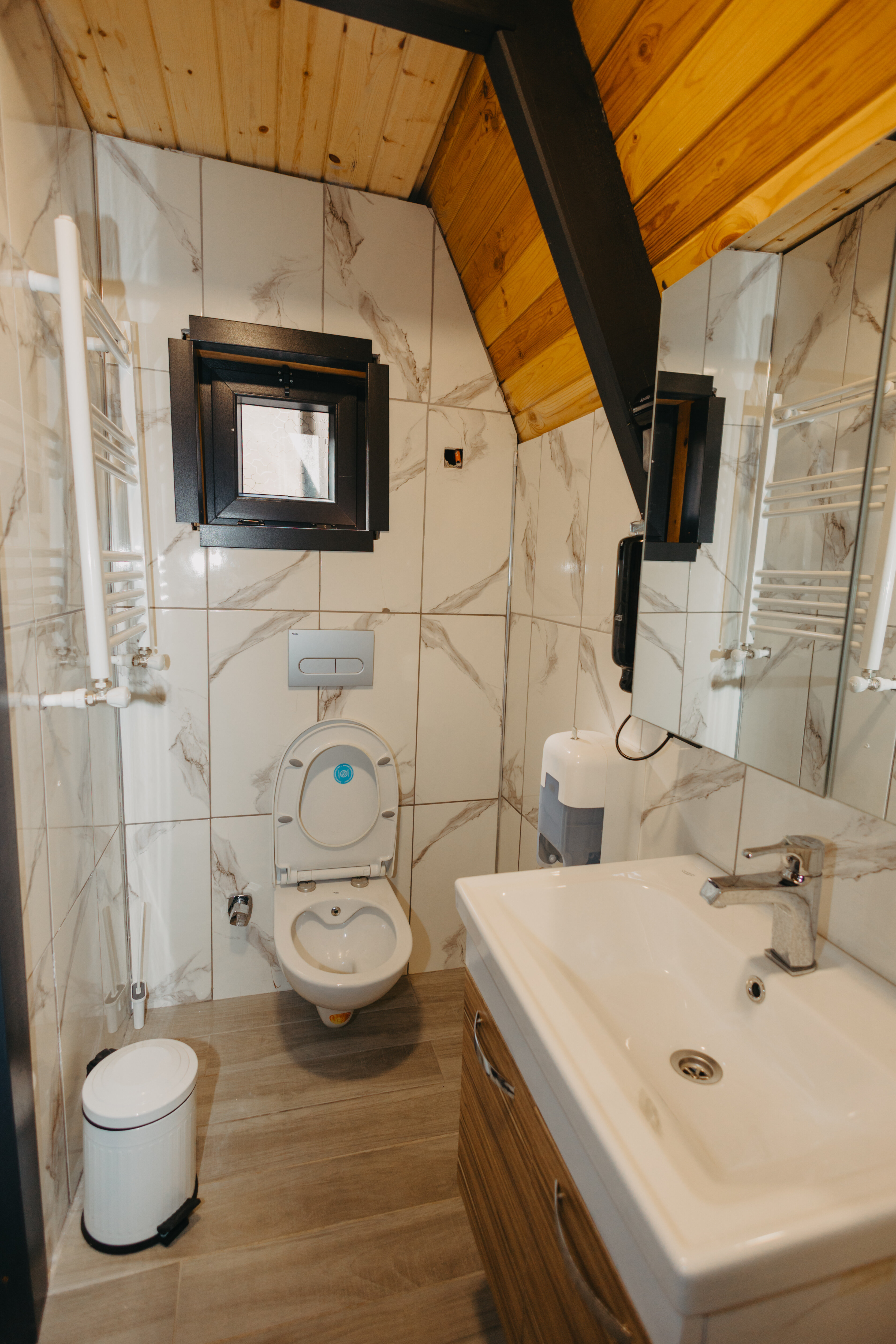 Isıtmalı Havuzlu Orman Manzaralı Bungalov