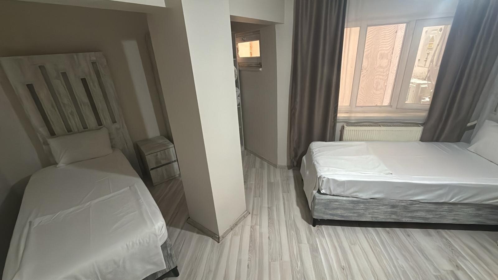 Balkonsuz İki Ayrı Yataklı Oda