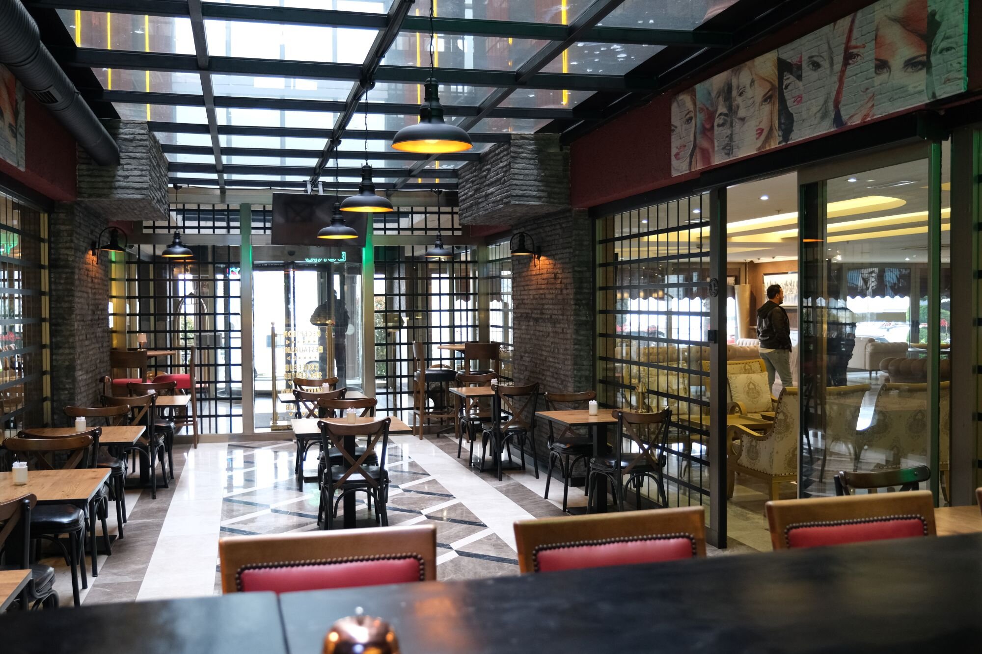Boris Hotel · 30