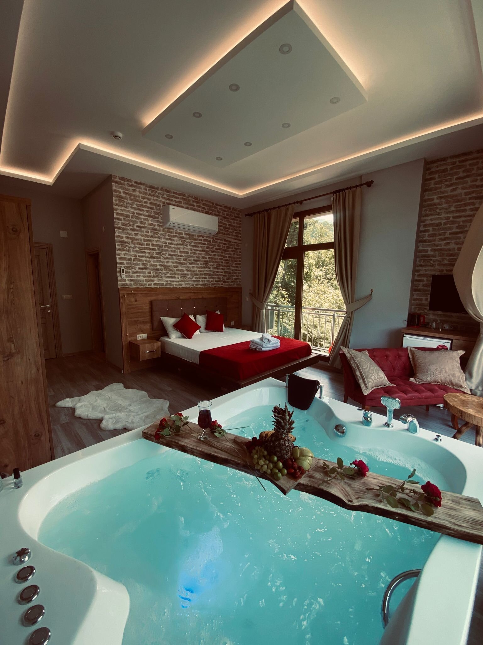 Deluxe King Suite 111
