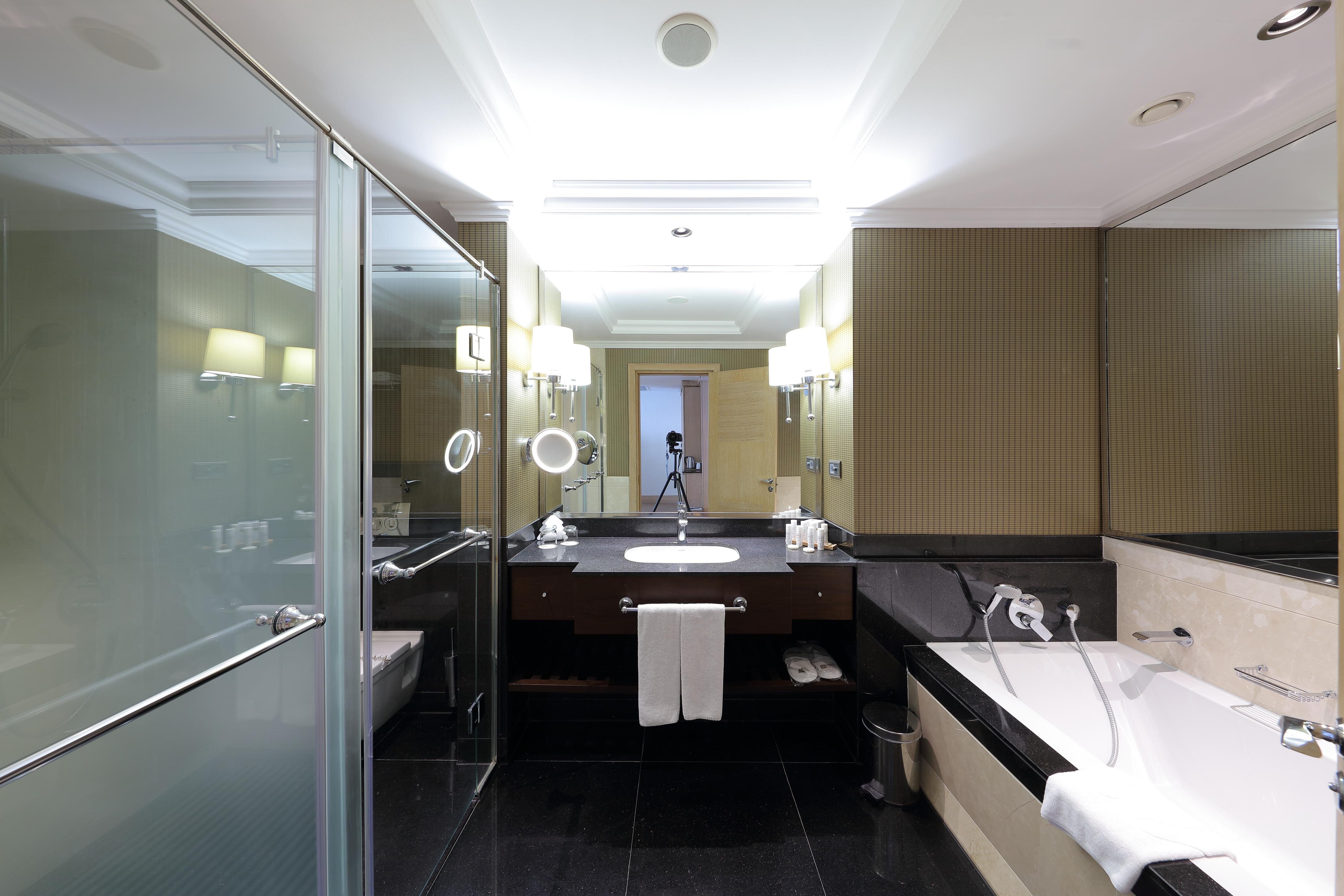 Honeymoon Suite