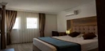 Lüks Şehir Manzaralı Balkonlu Oda Görseli