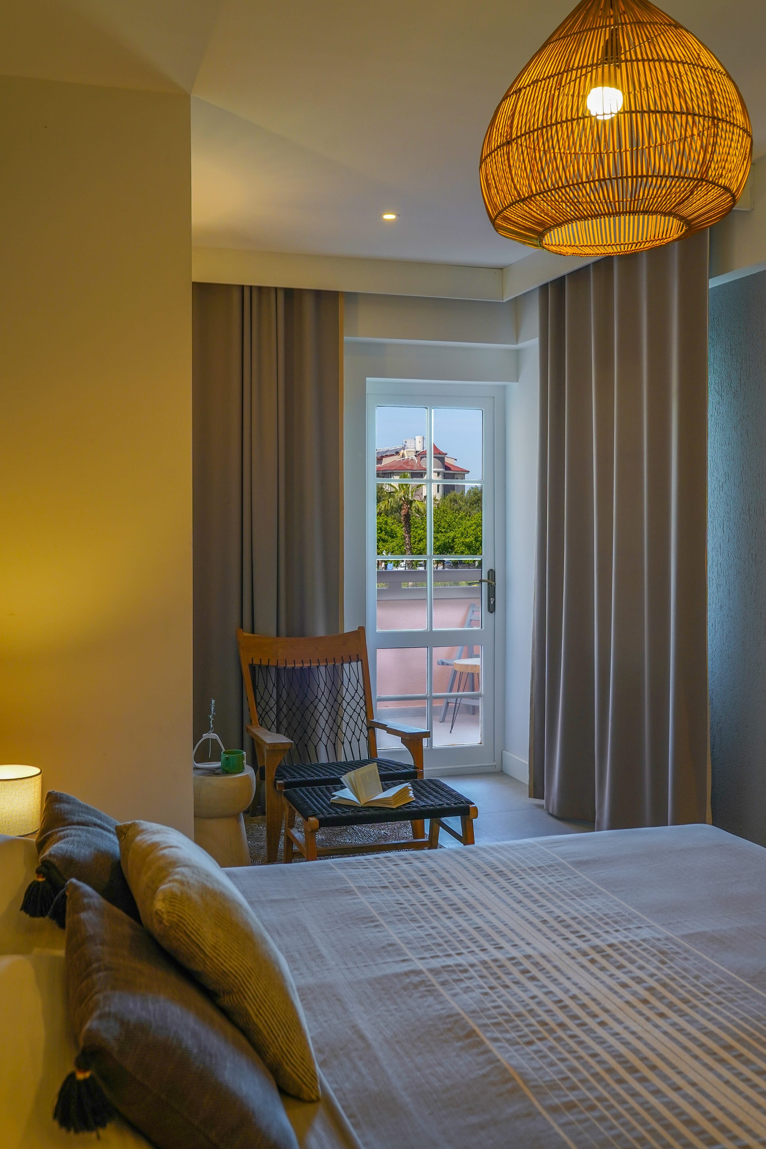 Deluxe Oda Havuz Bahçe Manzaralı ve Balkonlu
