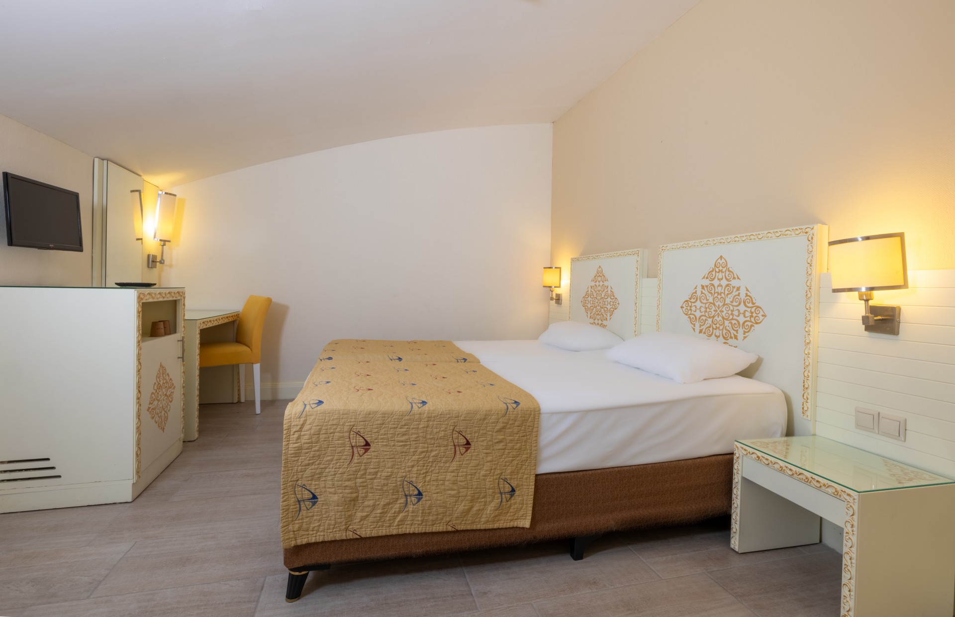 Crystal Admiral Resort Suites & Spa