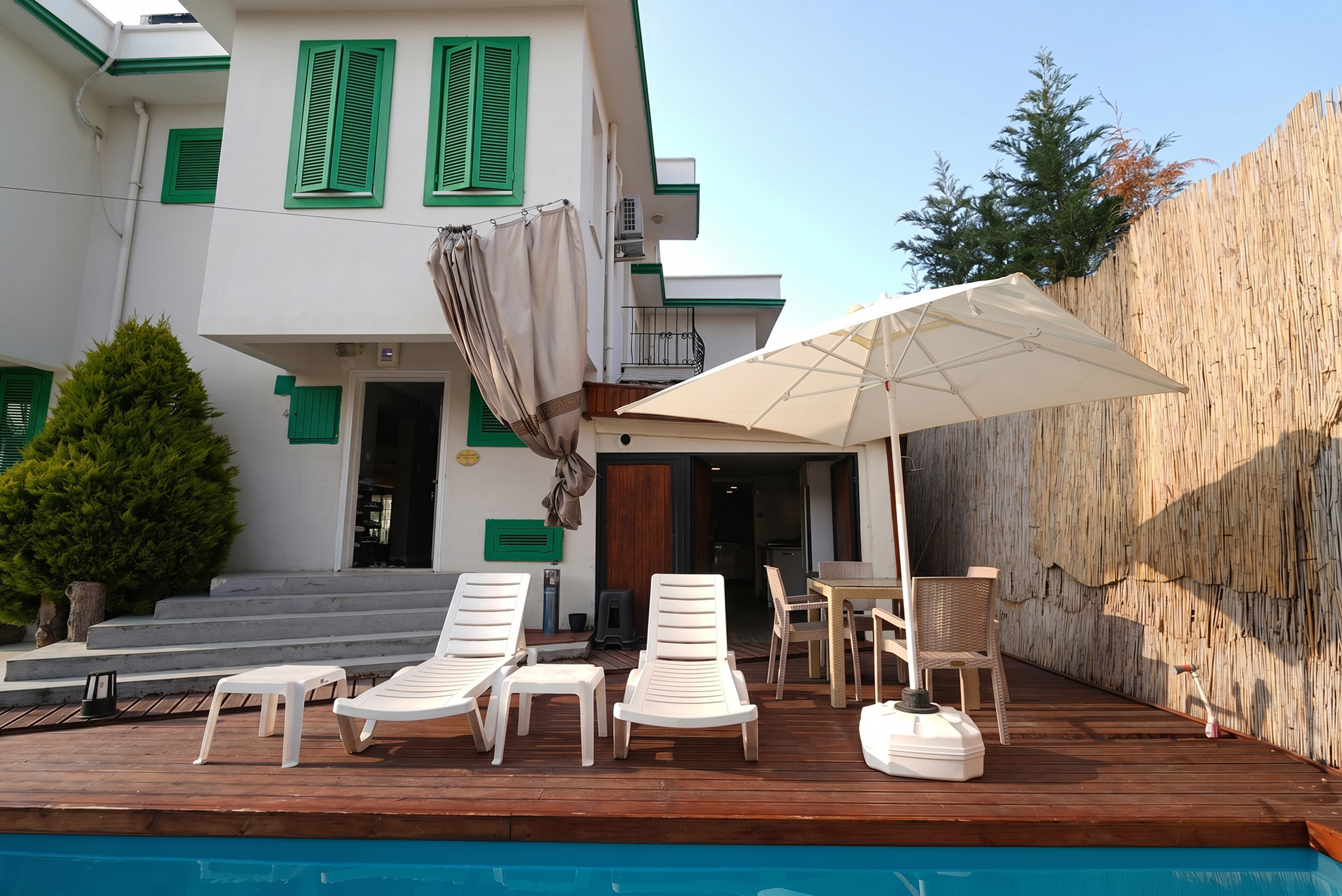 Yeşil Panjurlu Villa · 8