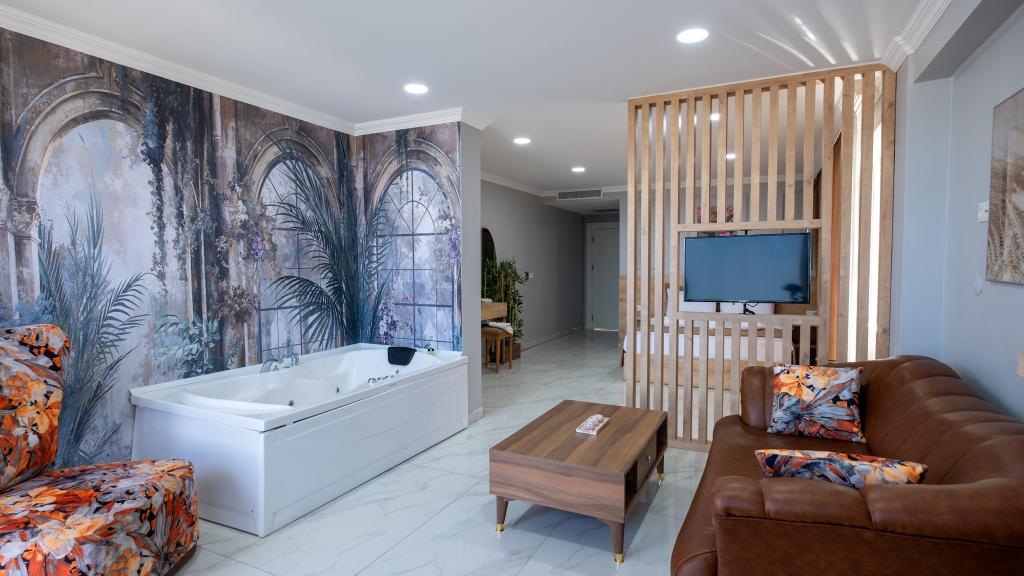 Deluxe Room, Lake View (Jacuzzi)